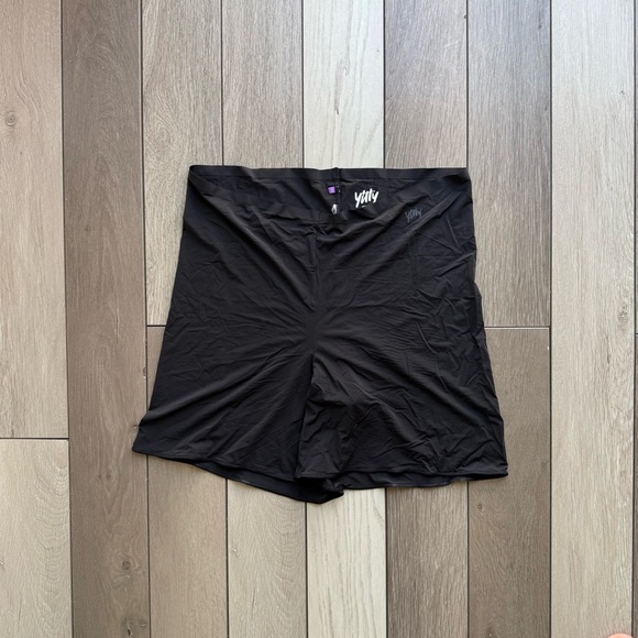 Yeti Black Compression Bike Shorts with High-Waisted Design - Picture 1 of 4